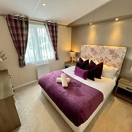 Hotel Buttercup With Hot Tub Pickering