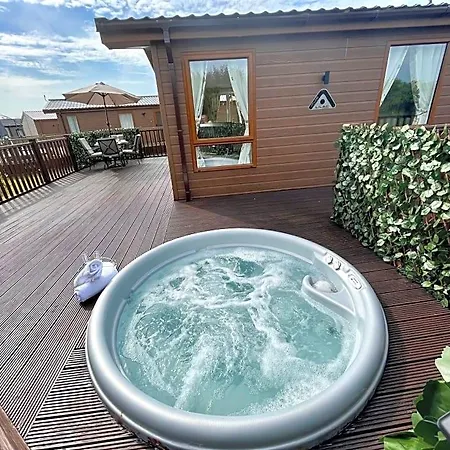Buttercup With Hot Tub * Pickering